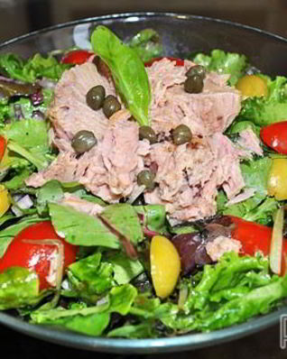 Зеленый салат с тунцом