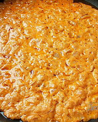 Розовый соус с луком и чесноком