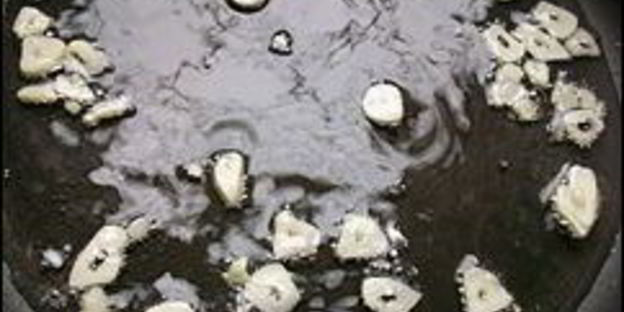 розовый соус с луком и чесноком