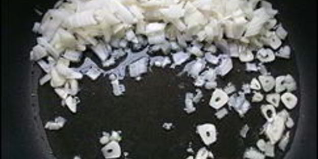 розовый соус с луком и чесноком