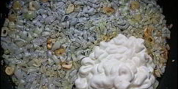 розовый соус с луком и чесноком