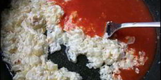 розовый соус с луком и чесноком