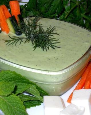 Соус из феты с чесноком и зеленью