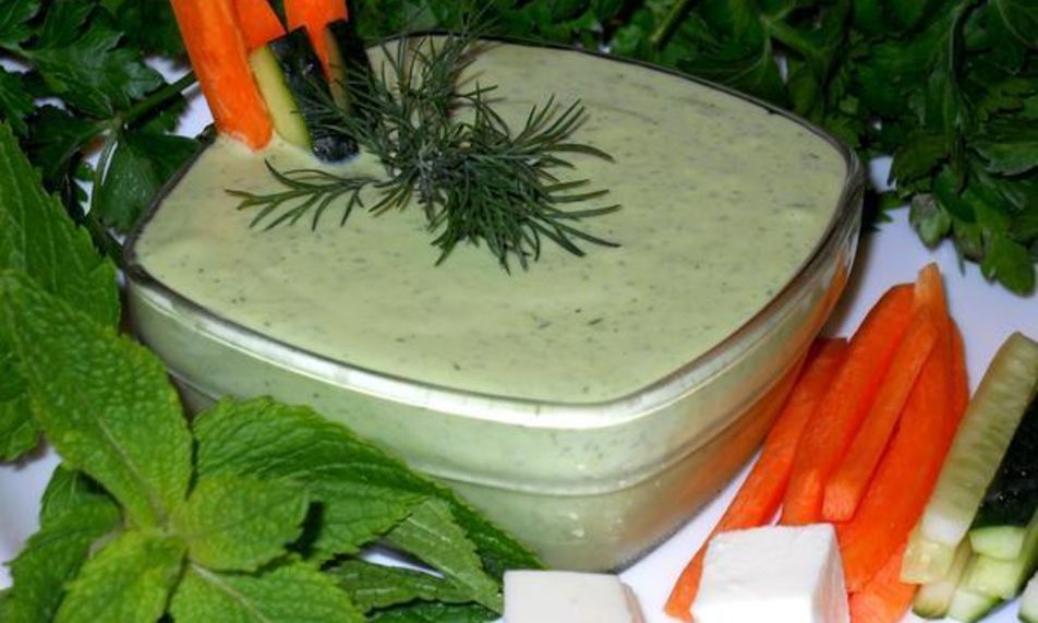 Рецепт соуса из феты с чесноком и зеленью