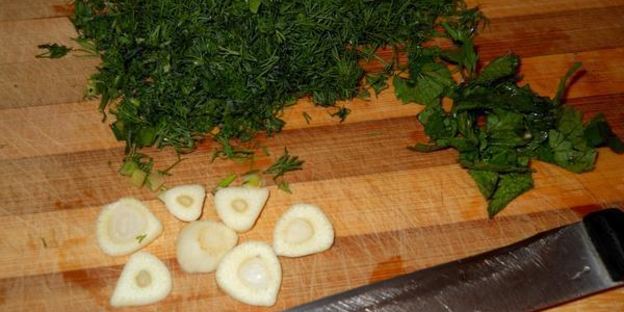 соус из феты с чесноком и зеленью