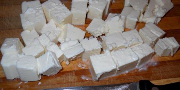 соус из феты с чесноком и зеленью