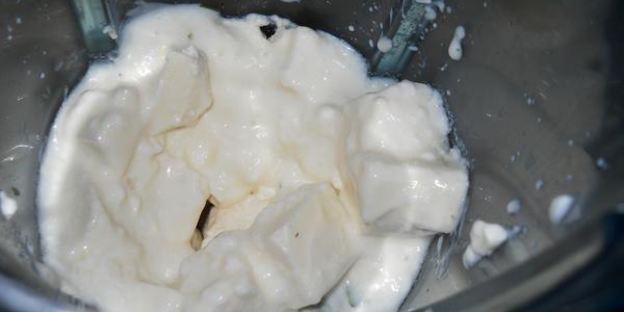 соус из феты с чесноком и зеленью