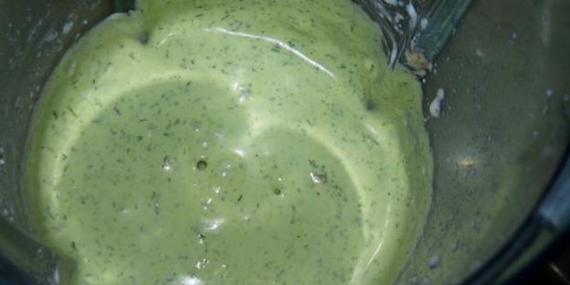 соус из феты с чесноком и зеленью