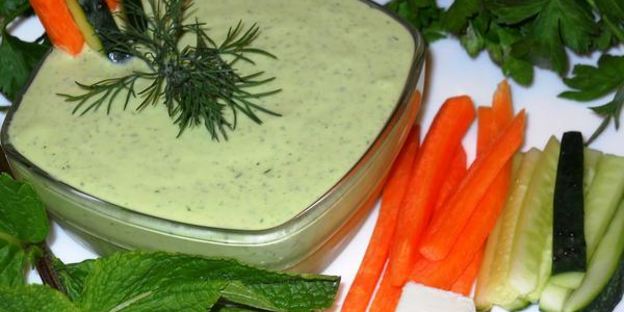 соус из феты с чесноком и зеленью