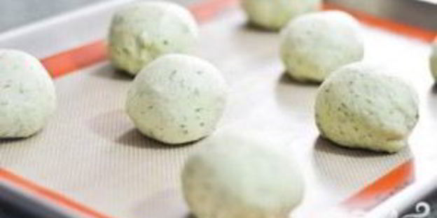 булочки с соусом песто