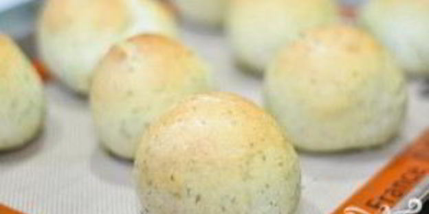 булочки с соусом песто