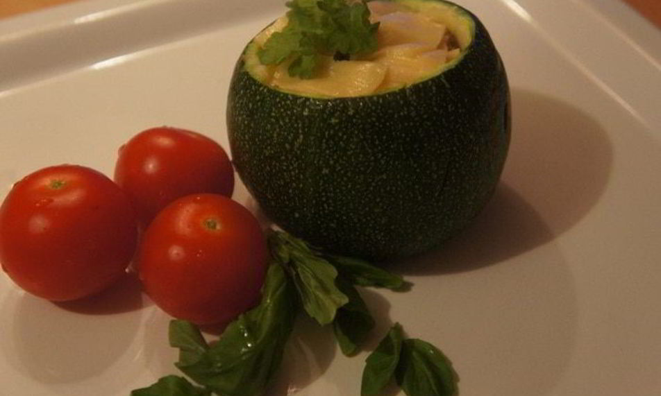 Рецепт фаршированного круглого цукини с соусом песто