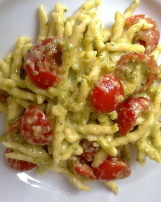 Лигурийская паста с соусом песто и томатами черри