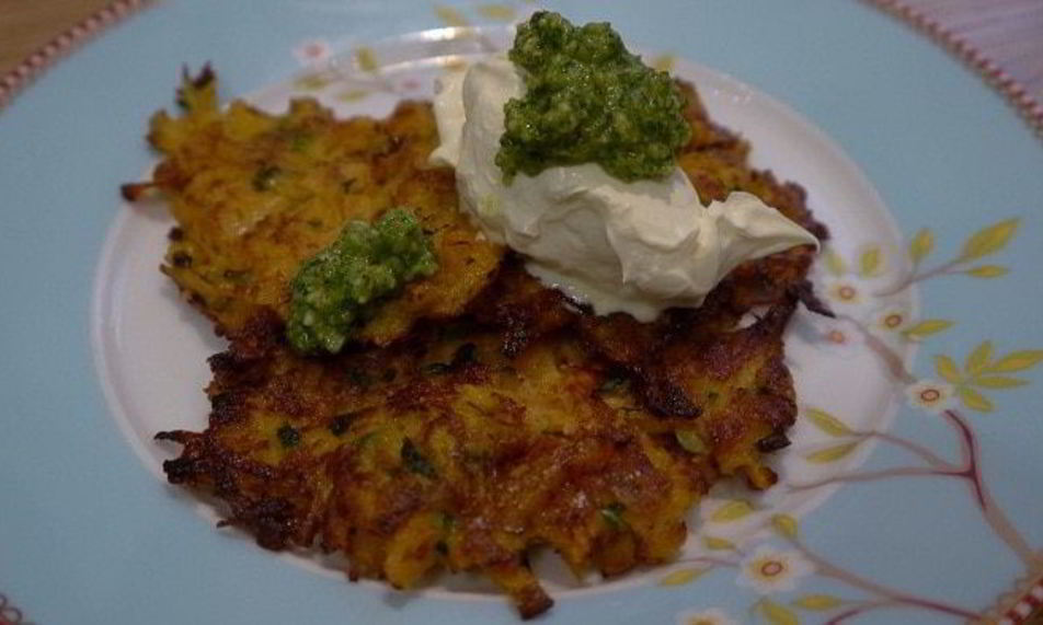 Рецепт оладий из сладкого картофеля с соусом песто