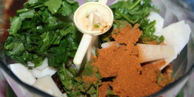 острый песто с козьим сыром и кинзой