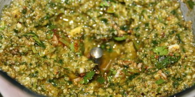 острый песто с козьим сыром и кинзой
