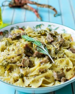 Паста с соусом песто и курицей