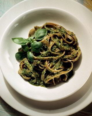 Паста с соусом песто из рукколы и грецких орехов