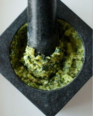 Песто из лимонного базилика