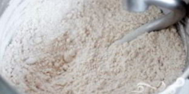 пицца три сыра с соусом песто