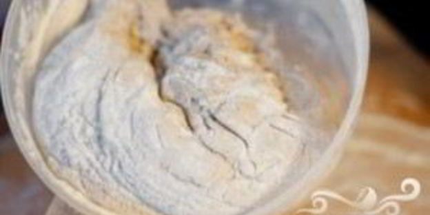 пицца три сыра с соусом песто