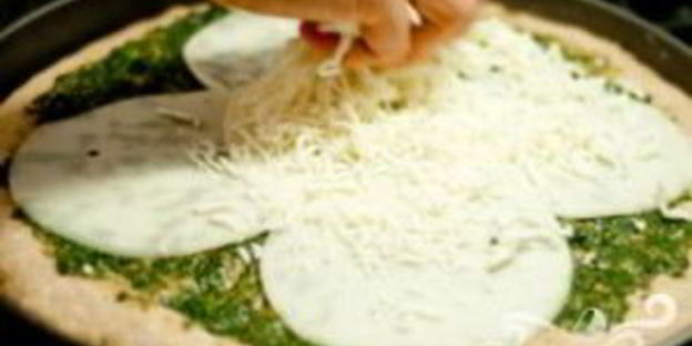 пицца три сыра с соусом песто