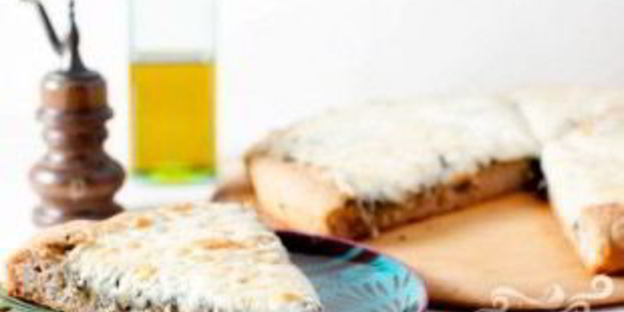 пицца три сыра с соусом песто