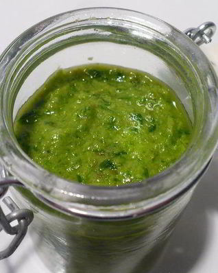 Соус песто с черемшой, грецкими орехами и пекорино