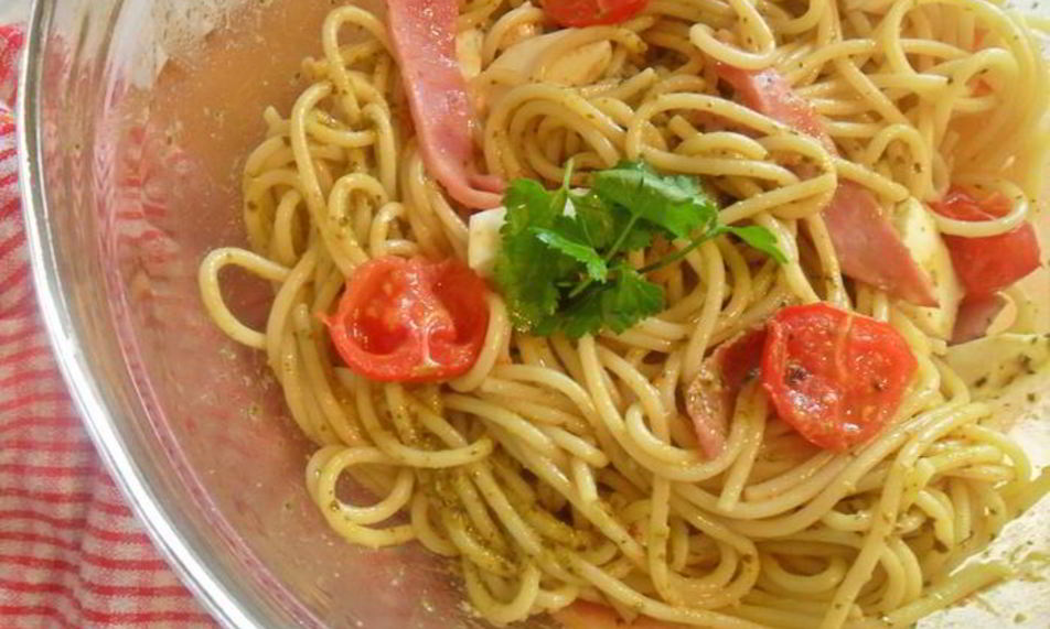 Рецепт спагетти с ветчиной, моцареллой под соусом песто