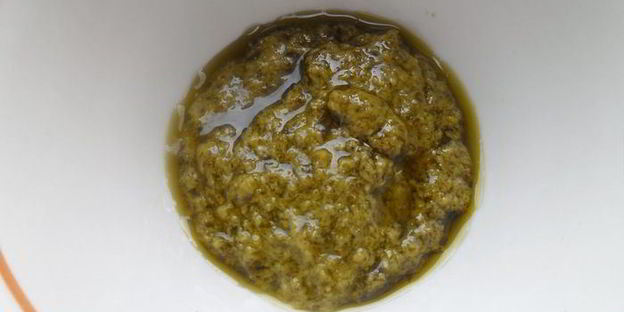 спагетти с ветчиной, моцареллой под соусом песто