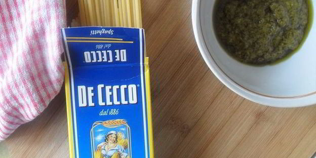 спагетти с ветчиной, моцареллой под соусом песто