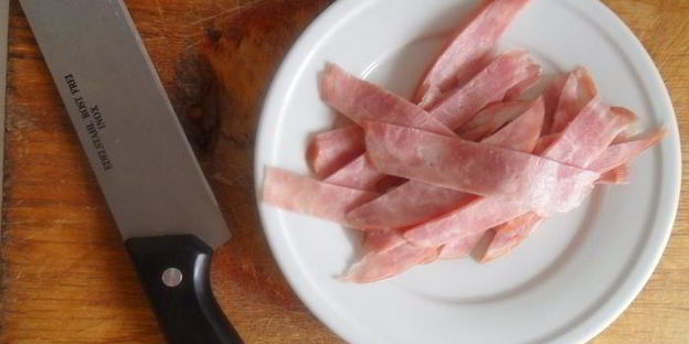 спагетти с ветчиной, моцареллой под соусом песто