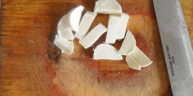 спагетти с ветчиной, моцареллой под соусом песто