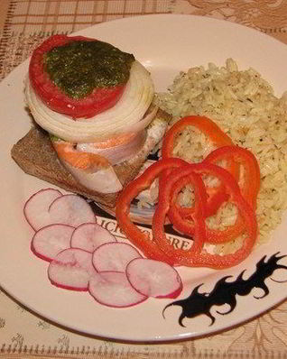 Стейк из форели на подушке из черного хлеба под соусом песто с рисом