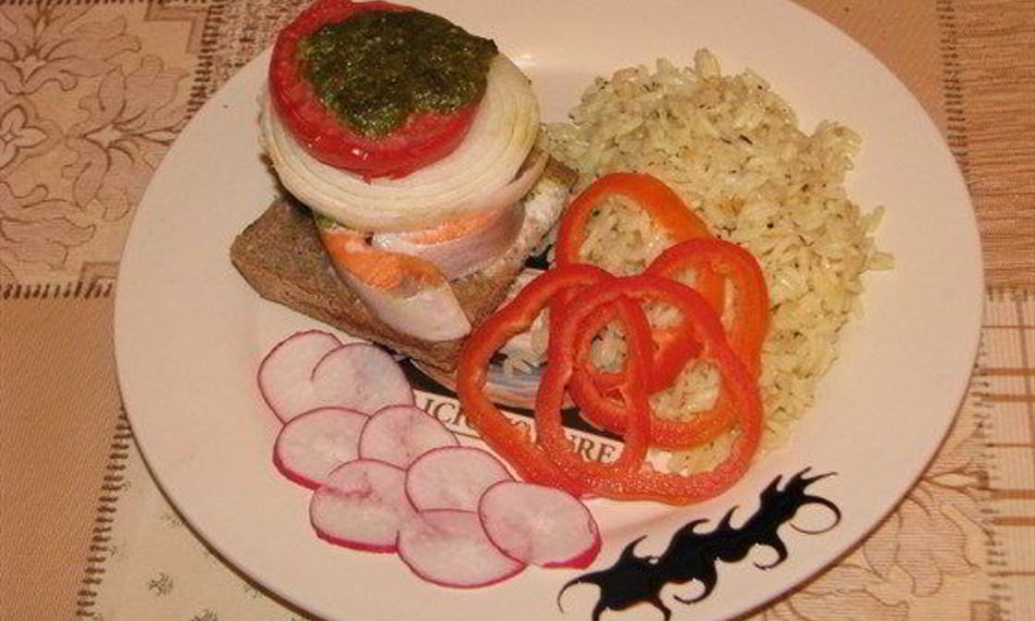 Рецепт стейка из форели на подушке из черного хлеба под соусом песто с рисом