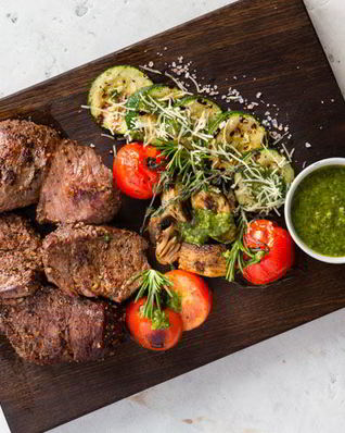 Стейк на гриле с соусом песто