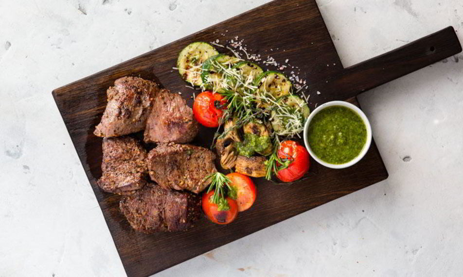 Рецепт стейка на гриле с соусом песто