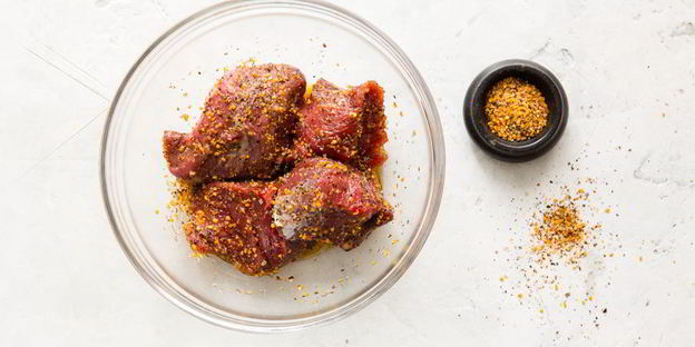 стейк на гриле с соусом песто