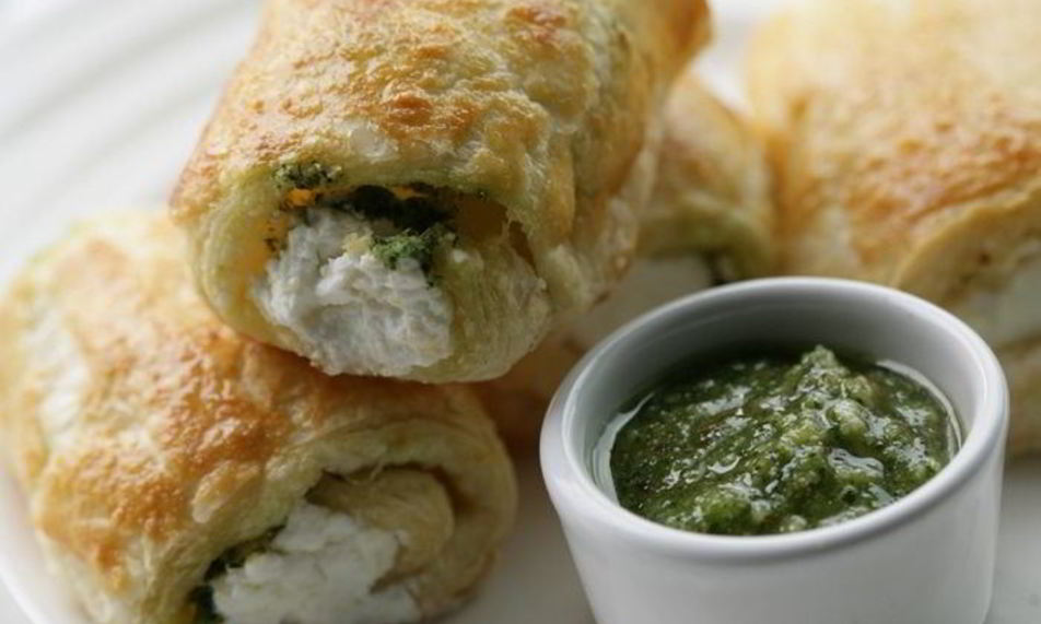 Рецепт закуски из козьего сыра с соусом песто