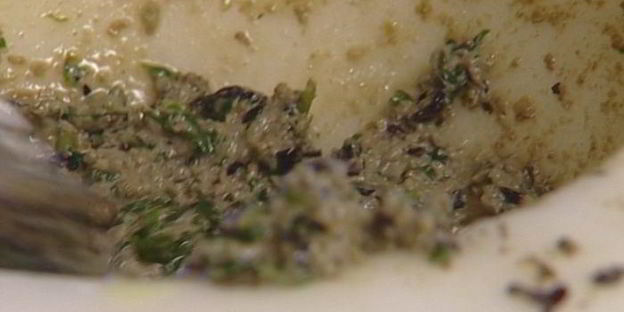 закуска из козьего сыра с соусом песто