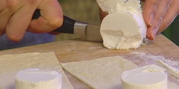 закуска из козьего сыра с соусом песто