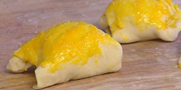 закуска из козьего сыра с соусом песто