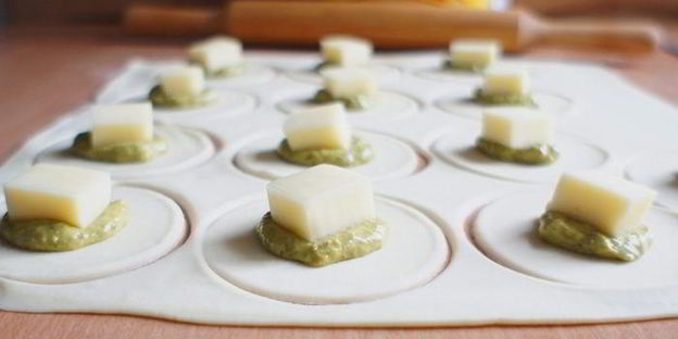 закусочные кнопки с соусом песто и моцареллой