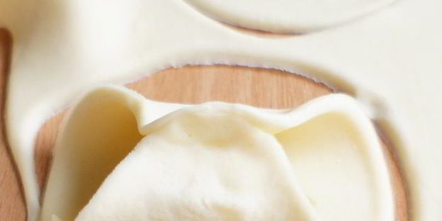 закусочные кнопки с соусом песто и моцареллой