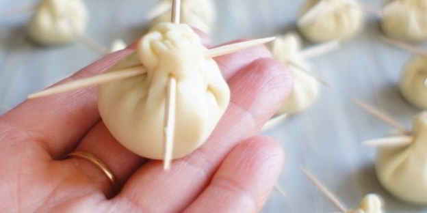 закусочные кнопки с соусом песто и моцареллой