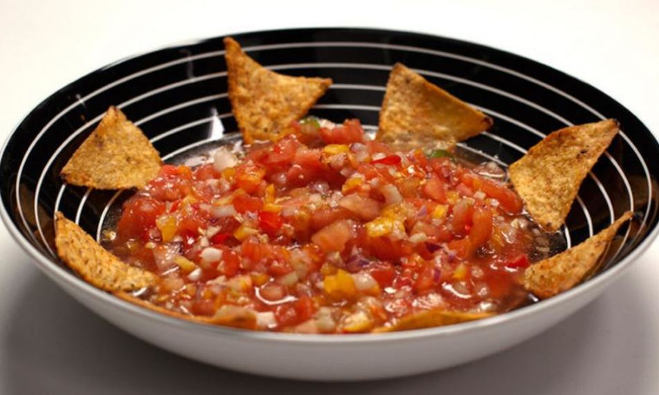 Рецепт мексиканской сальсы с кукурузными чипсами