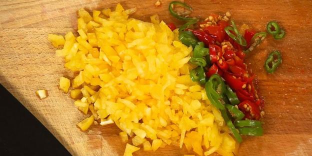 мексиканская сальса с кукурузными чипсами