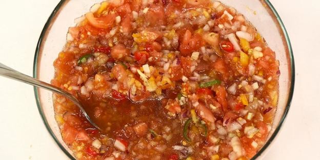 мексиканская сальса с кукурузными чипсами