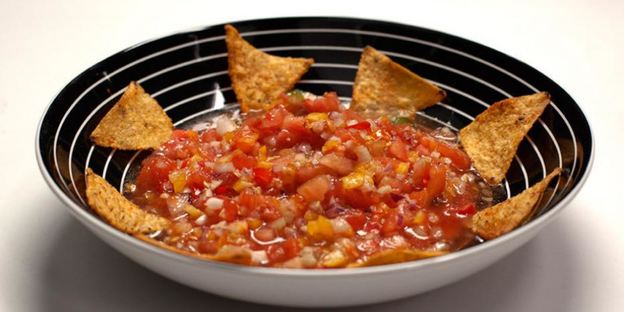 мексиканская сальса с кукурузными чипсами