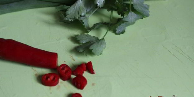 острая клубничная сальса